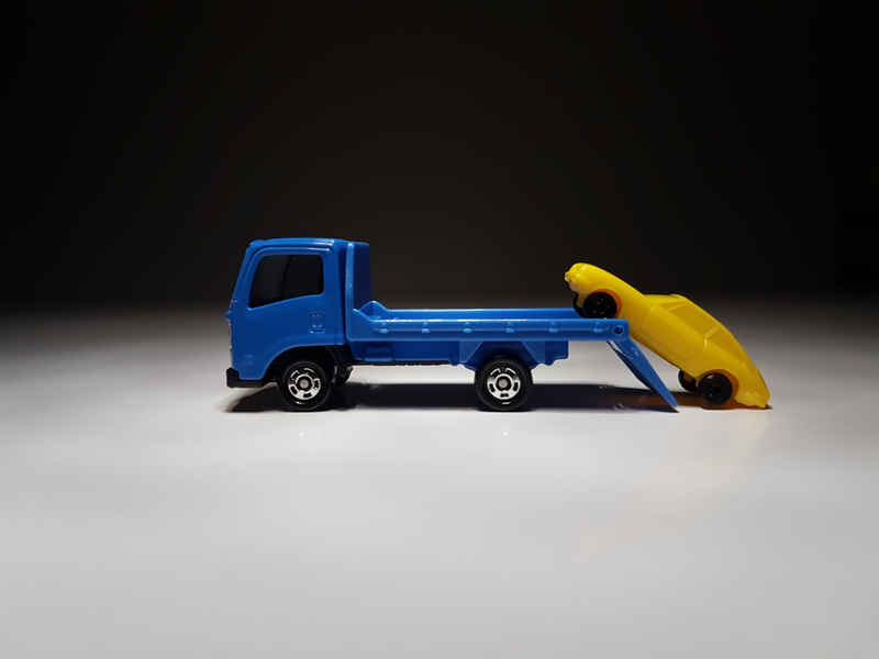 Illustration for article titled Makeitfit Monday: Isuzu Elf Vehicle Transporter by Tomica